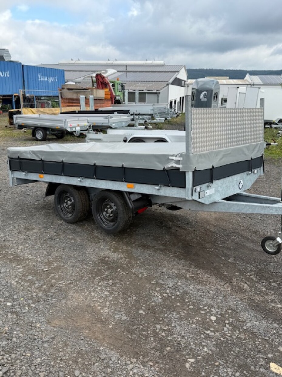 Hapert Hochlader mit Flachplane, Black-Edition, Radstoßdämpfer für 100 km/h und Stirnwanderhöhung