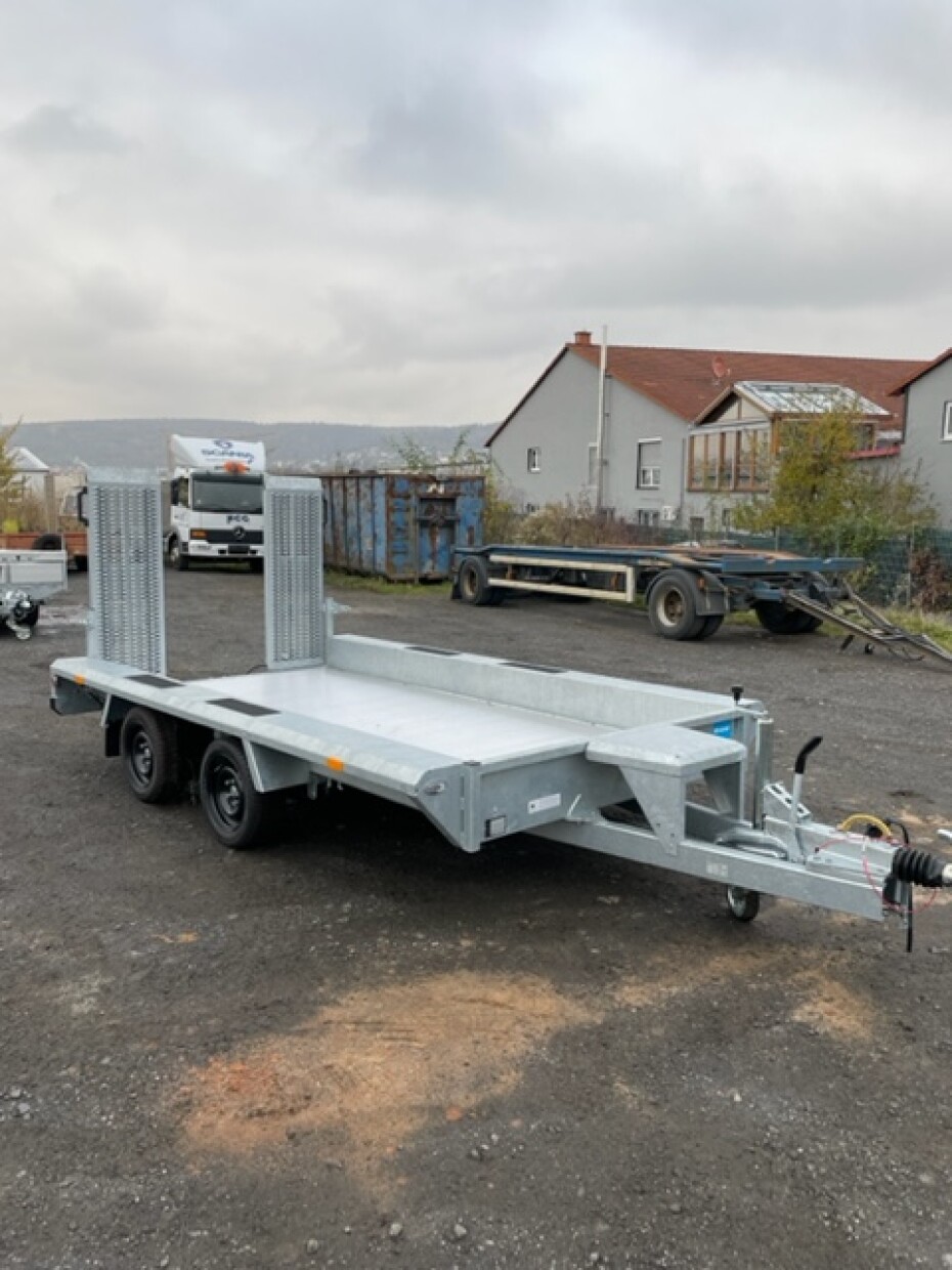 Hapert Maschinentransportanhänger mit Aluboden und Löffelablage