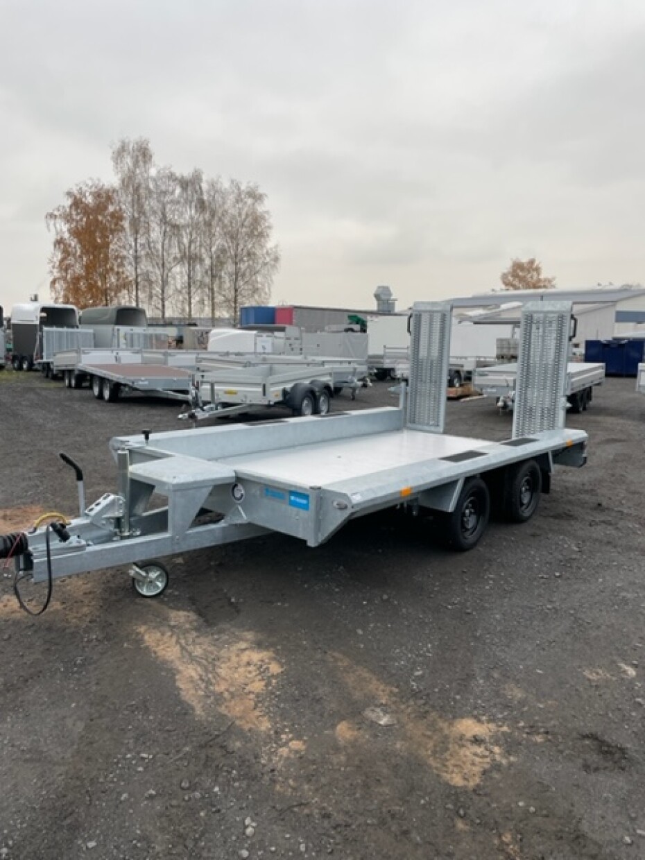 Hapert Maschinentransportanhänger mit Aluboden und Löffelablage