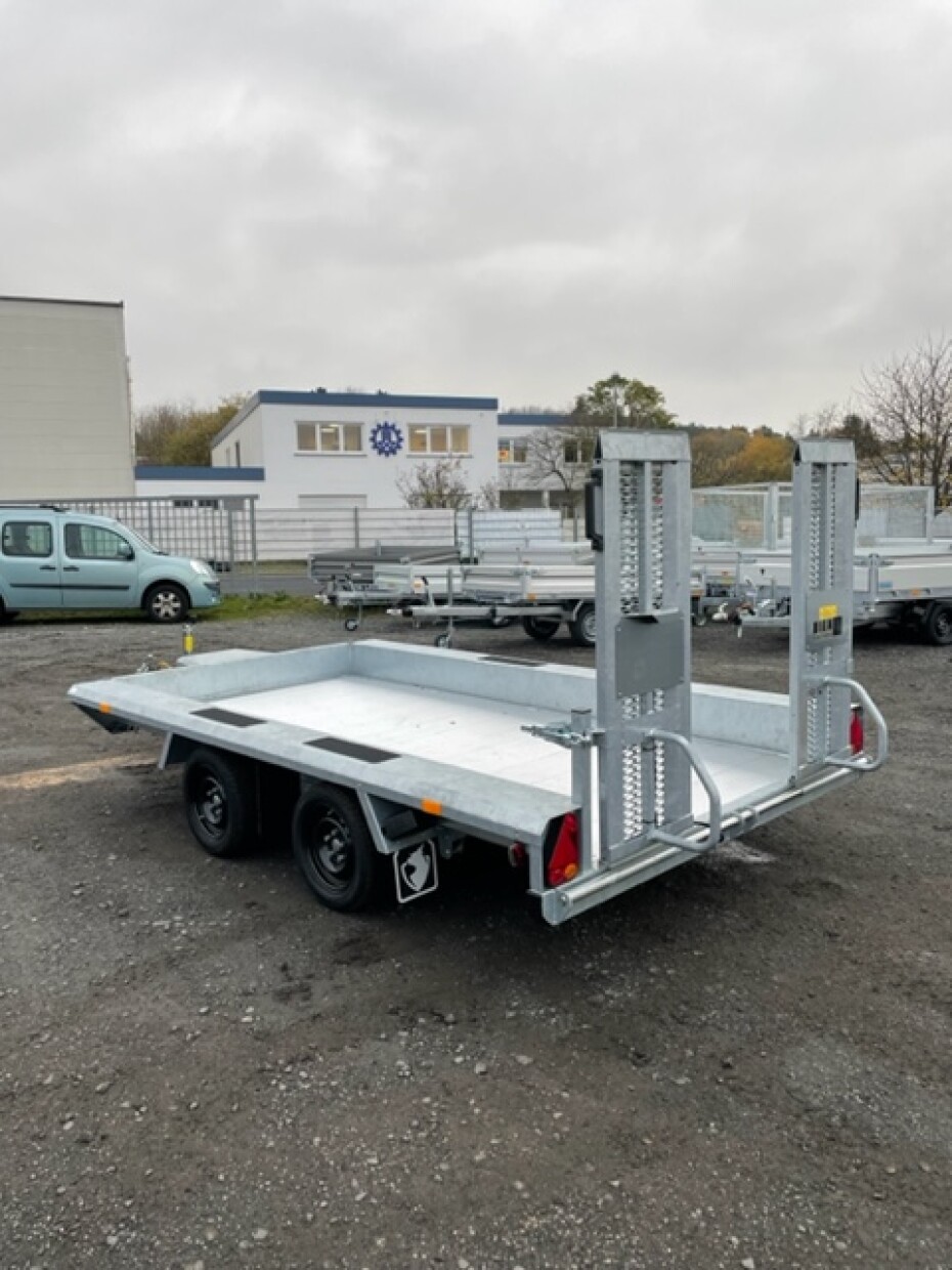 Hapert Maschinentransportanhänger mit Aluboden und Löffelablage