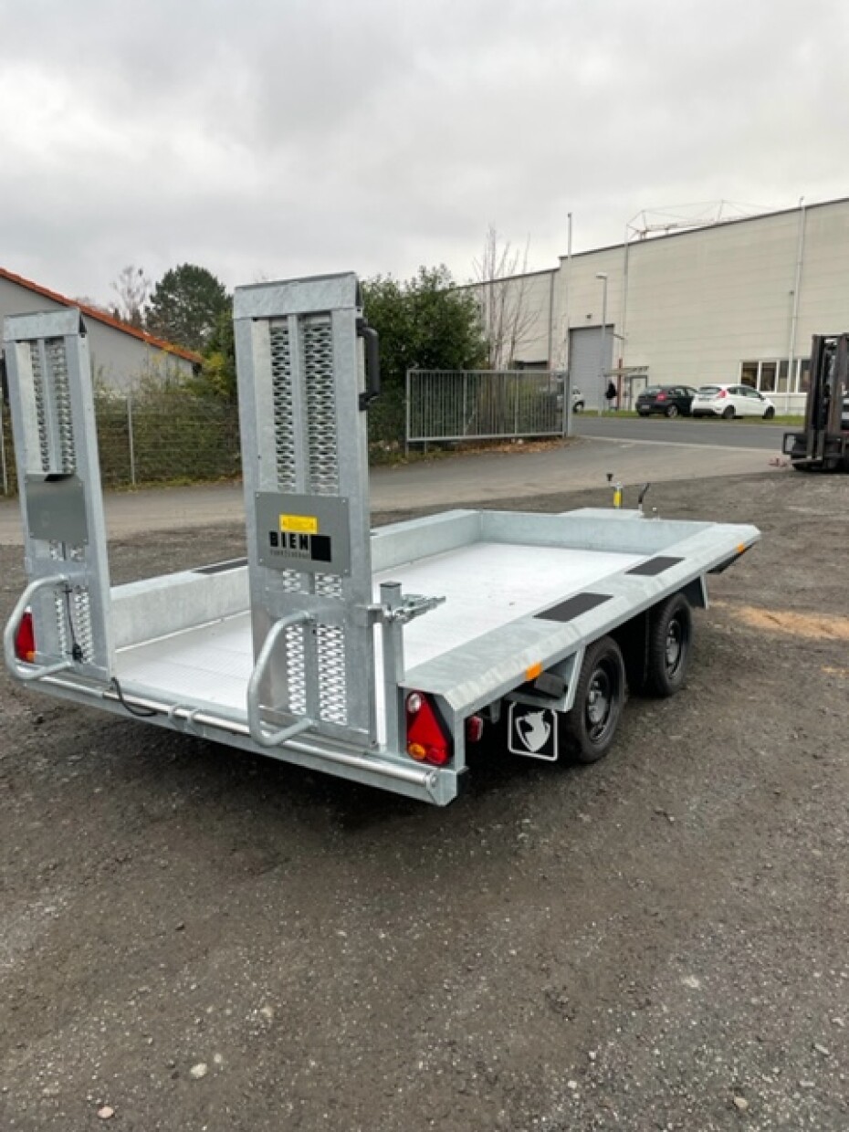 Hapert Maschinentransportanhänger mit Aluboden und Löffelablage