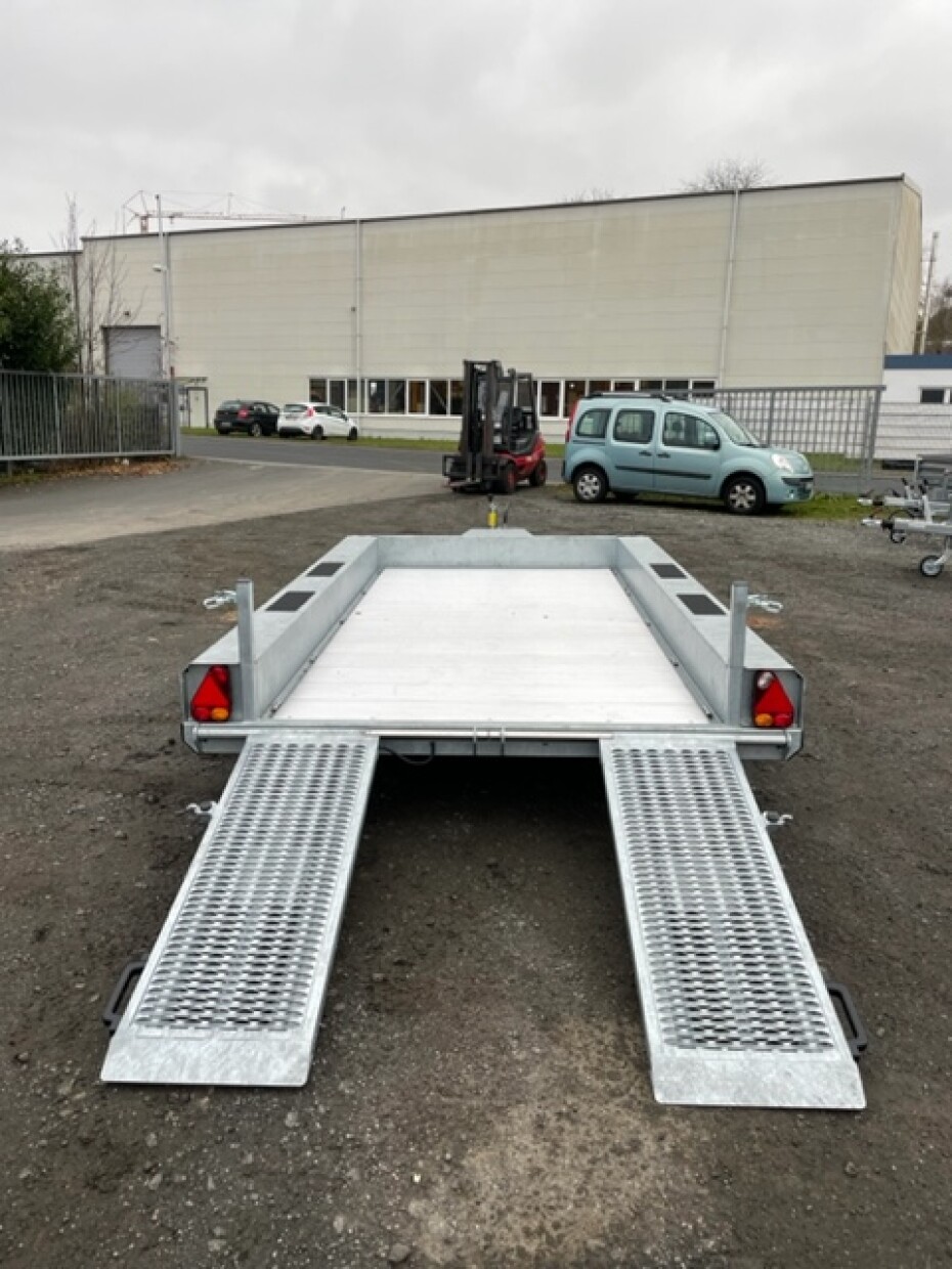 Hapert Maschinentransportanhänger mit Aluboden und Löffelablage