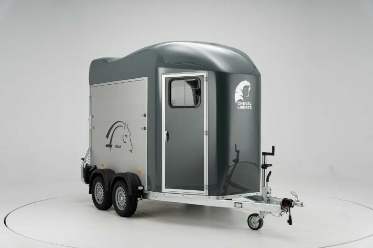 Cheval Pferdeanhänger mit Aluboden/-wände, Sattelkammer und Tempo 100 km/h - AKTION gilt nur für Lageranhänger