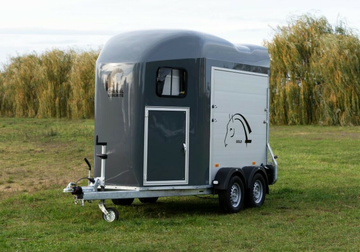 Cheval Pferdeanhänger mit Aluboden/-wände, Sattelkammer und Tempo 100 km/h - AKTION gilt nur für Lageranhänger