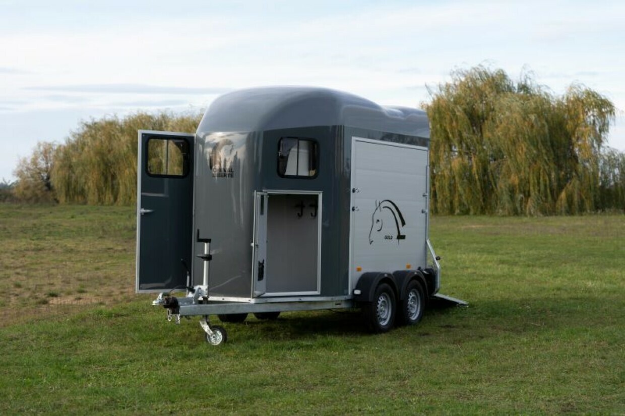 Cheval Pferdeanhänger mit Aluboden/-wände, Sattelkammer und Tempo 100 km/h - AKTION gilt nur für Lageranhänger