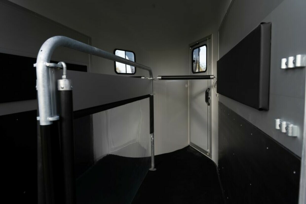Cheval Pferdeanhänger mit Aluboden/-wände, Sattelkammer und Tempo 100 km/h - AKTION gilt nur für Lageranhänger