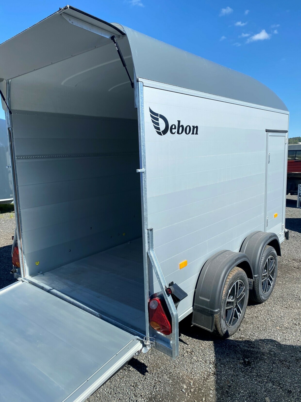 Debon Kofferanhänger 2-Achser mit Alu-Boden und Alu-Wänden
