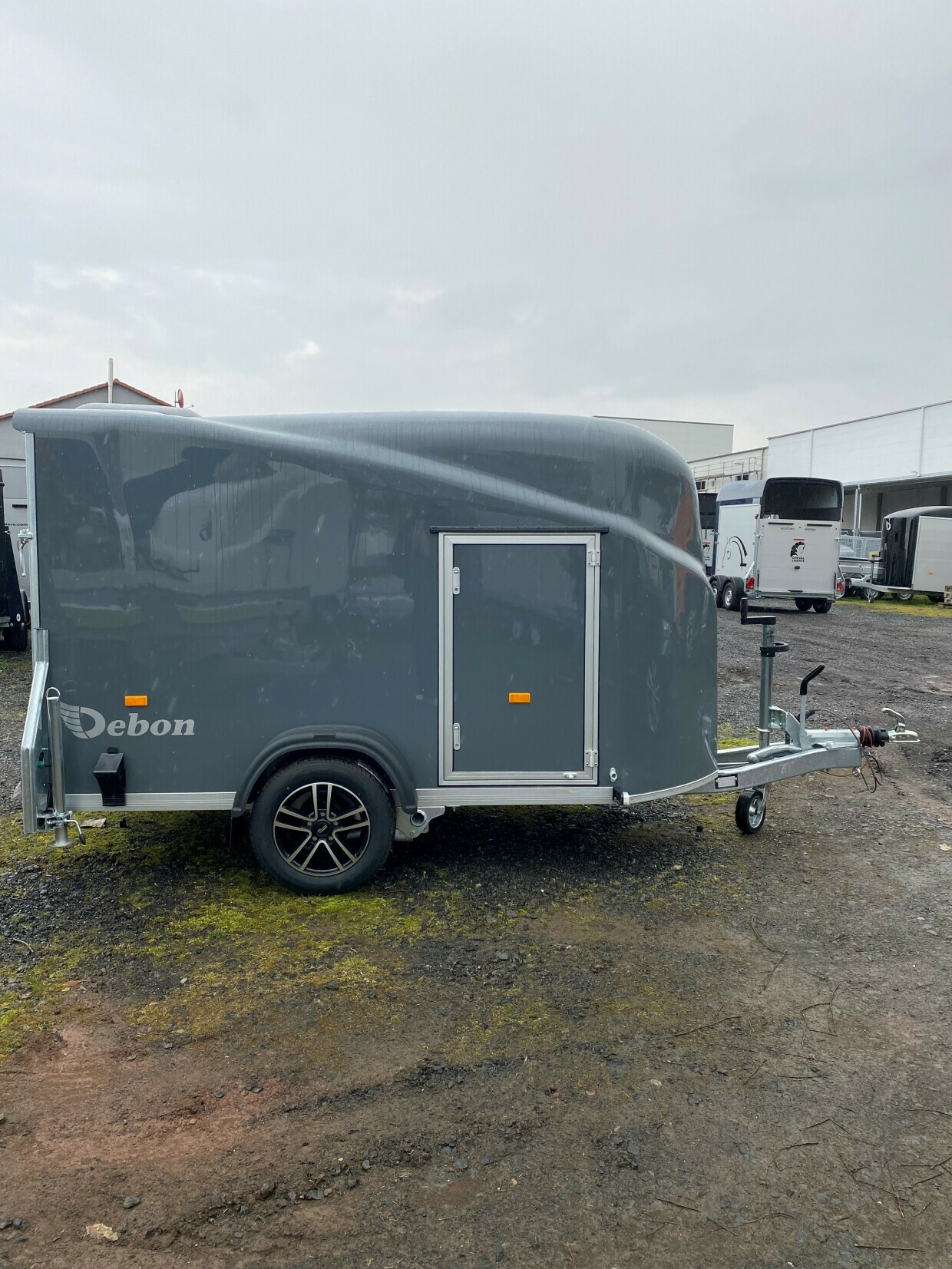 Debon Anhänger mit Seitentür und Tür/Rampe-Kombi in grau