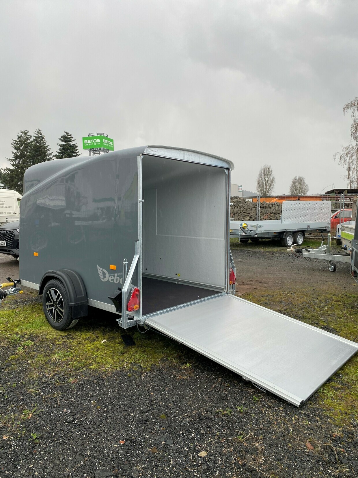Debon Anhänger mit Seitentür und Tür/Rampe-Kombi in grau