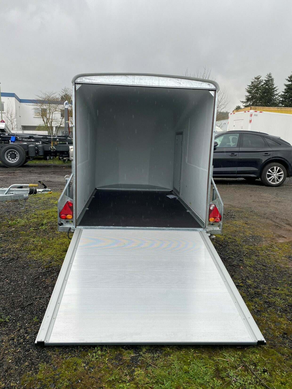 Debon Anhänger mit Seitentür und Tür/Rampe-Kombi in grau