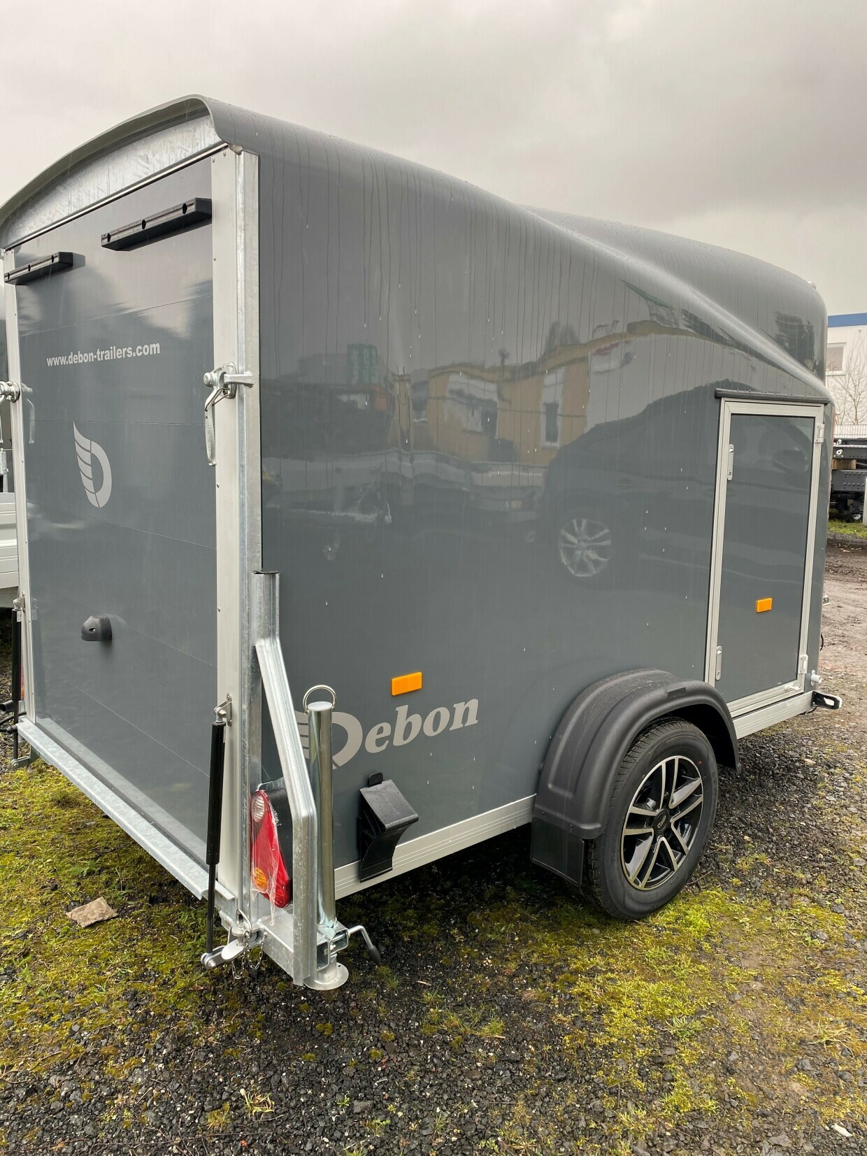 Debon Anhänger mit Seitentür und Tür/Rampe-Kombi in grau