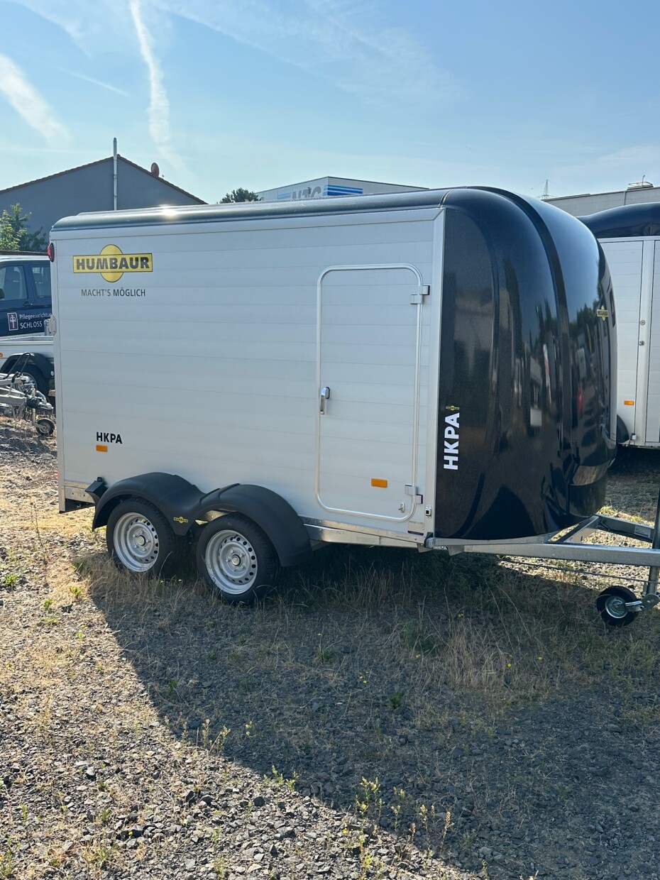 Humbaur Transportanhänger geschlossen mit Tür-/Rampe-Kombi
