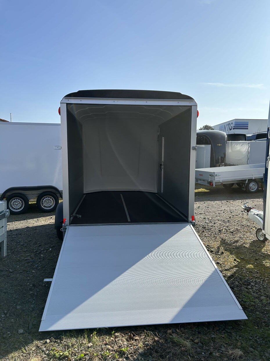 Humbaur Transportanhänger geschlossen mit Tür-/Rampe-Kombi