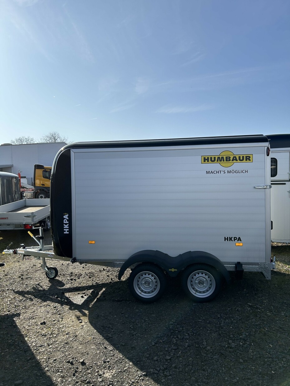 Humbaur Transportanhänger geschlossen mit Tür-/Rampe-Kombi