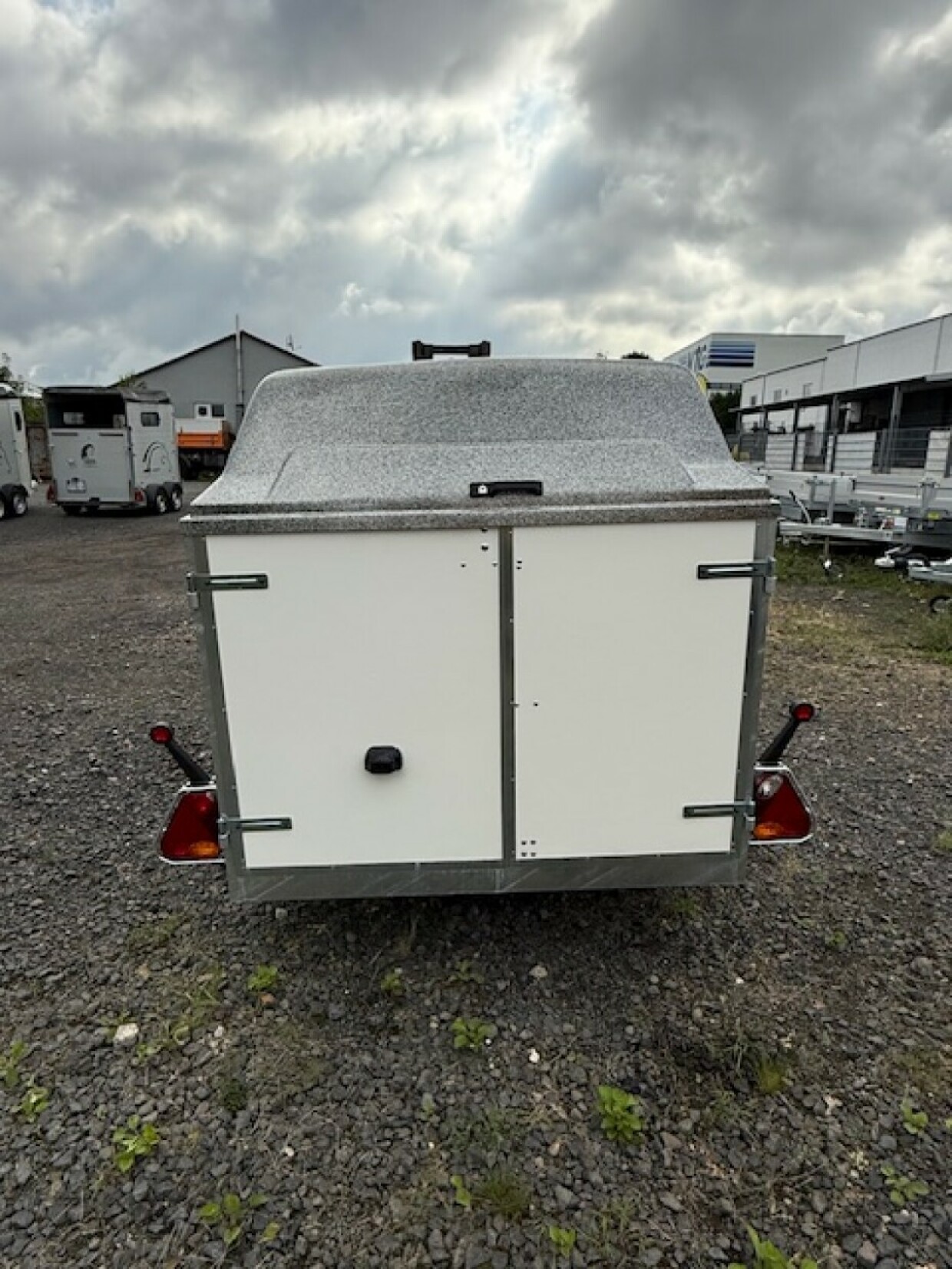 Vezeko Anhänger für 2 Karts ungebremst 750 kg 