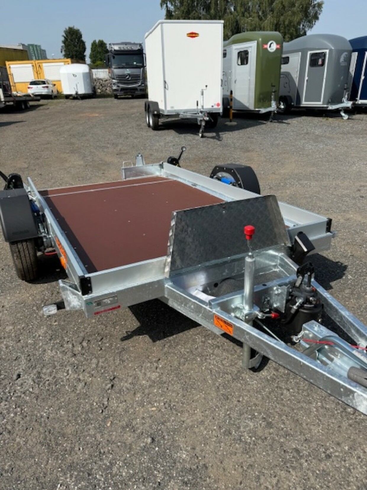 Vezeko Absenkanhänger 1300 kg mit Tempo 100 km/h
