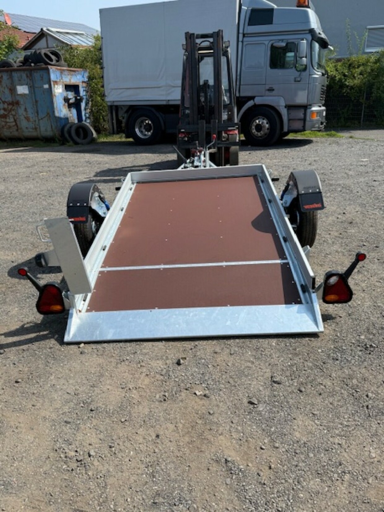 Vezeko Absenkanhänger 1300 kg mit Tempo 100 km/h