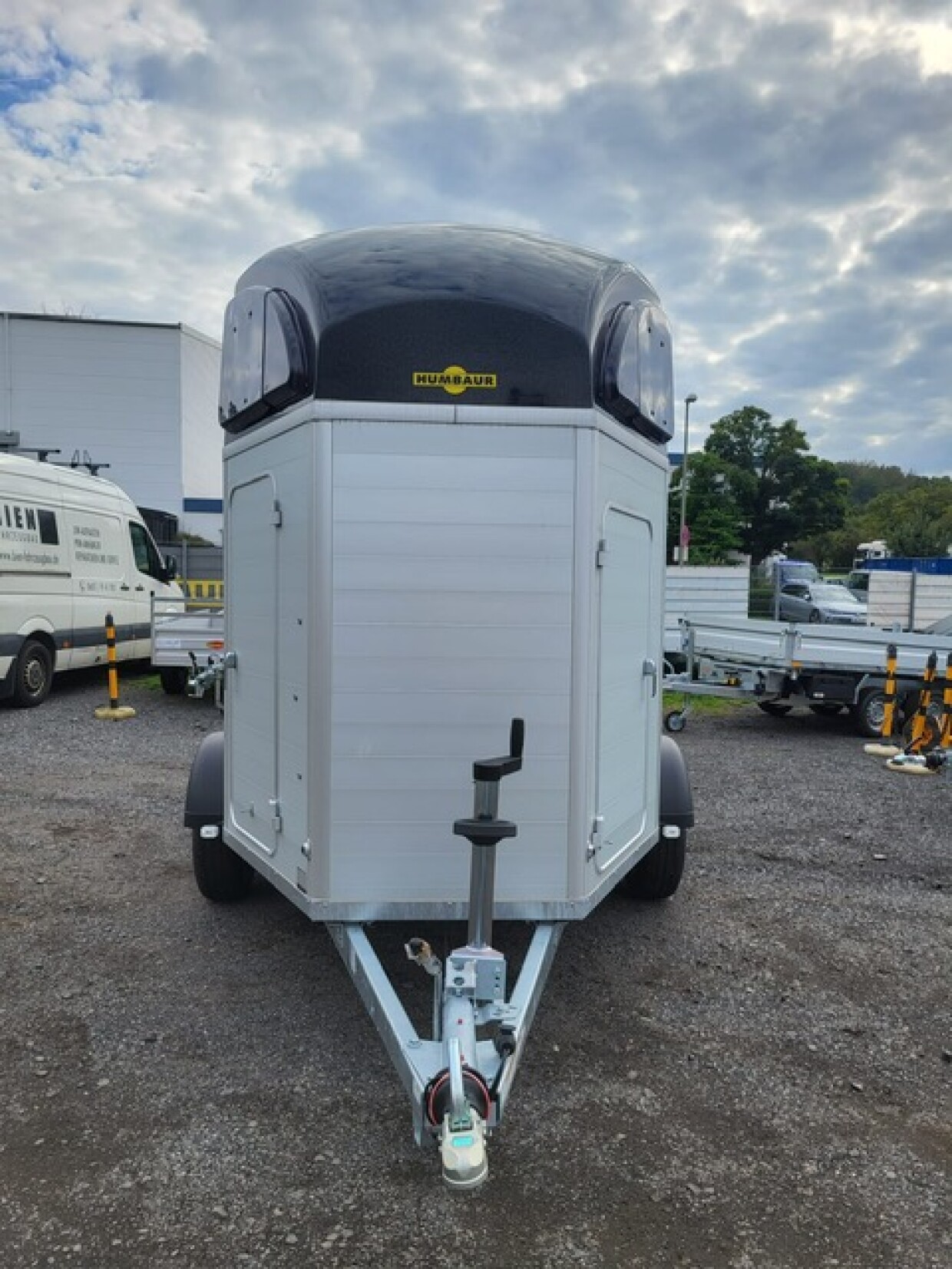 Humbaur Pferdeanhänger Xanthos 2400 mit Seitenpolsterung 
