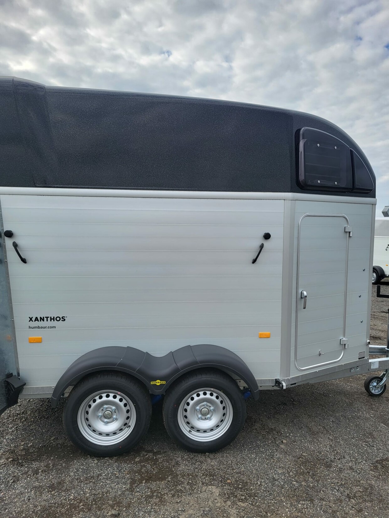 Humbaur Pferdeanhänger Xanthos 2400 mit Seitenpolsterung 