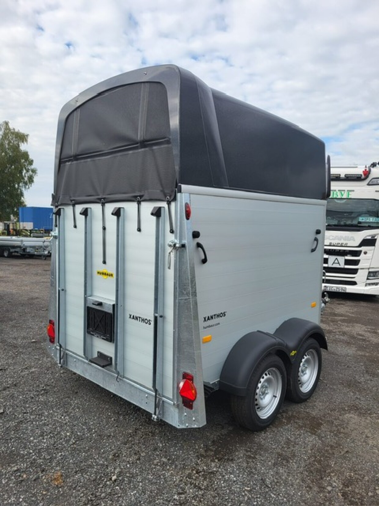 Humbaur Pferdeanhänger Xanthos 2400 mit Seitenpolsterung 