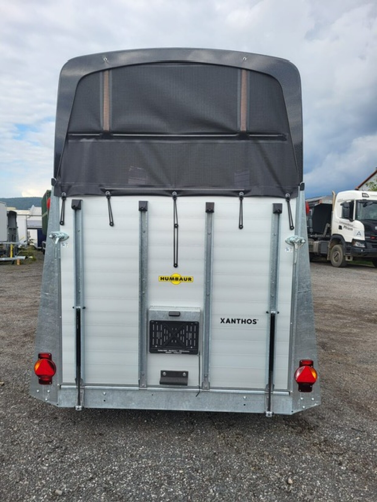 Humbaur Pferdeanhänger Xanthos 2400 mit Seitenpolsterung 