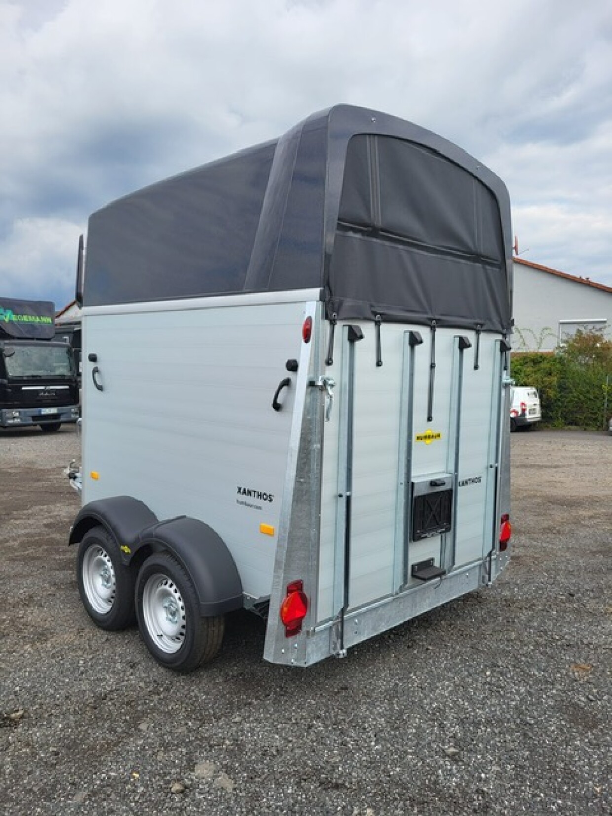 Humbaur Pferdeanhänger Xanthos 2400 mit Seitenpolsterung 