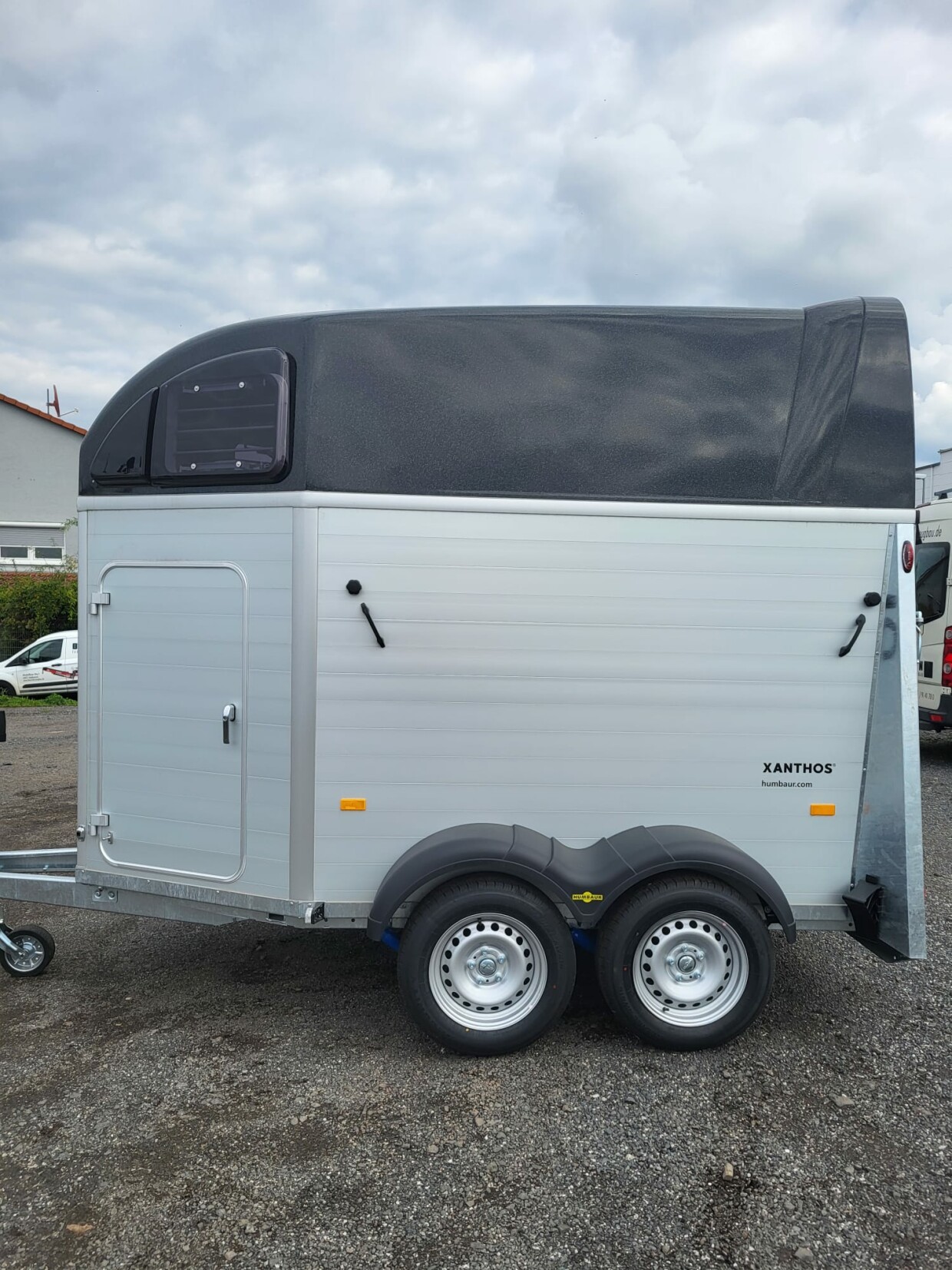 Humbaur Pferdeanhänger Xanthos 2400 mit Seitenpolsterung 