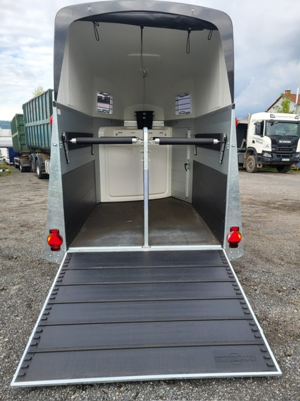 Humbaur Pferdeanhänger Xanthos 2400 mit Seitenpolsterung 