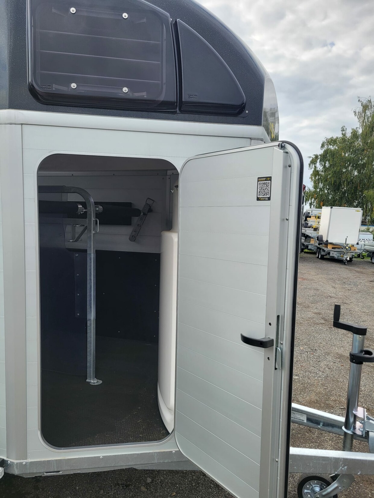 Humbaur Pferdeanhänger Xanthos 2400 mit Seitenpolsterung 