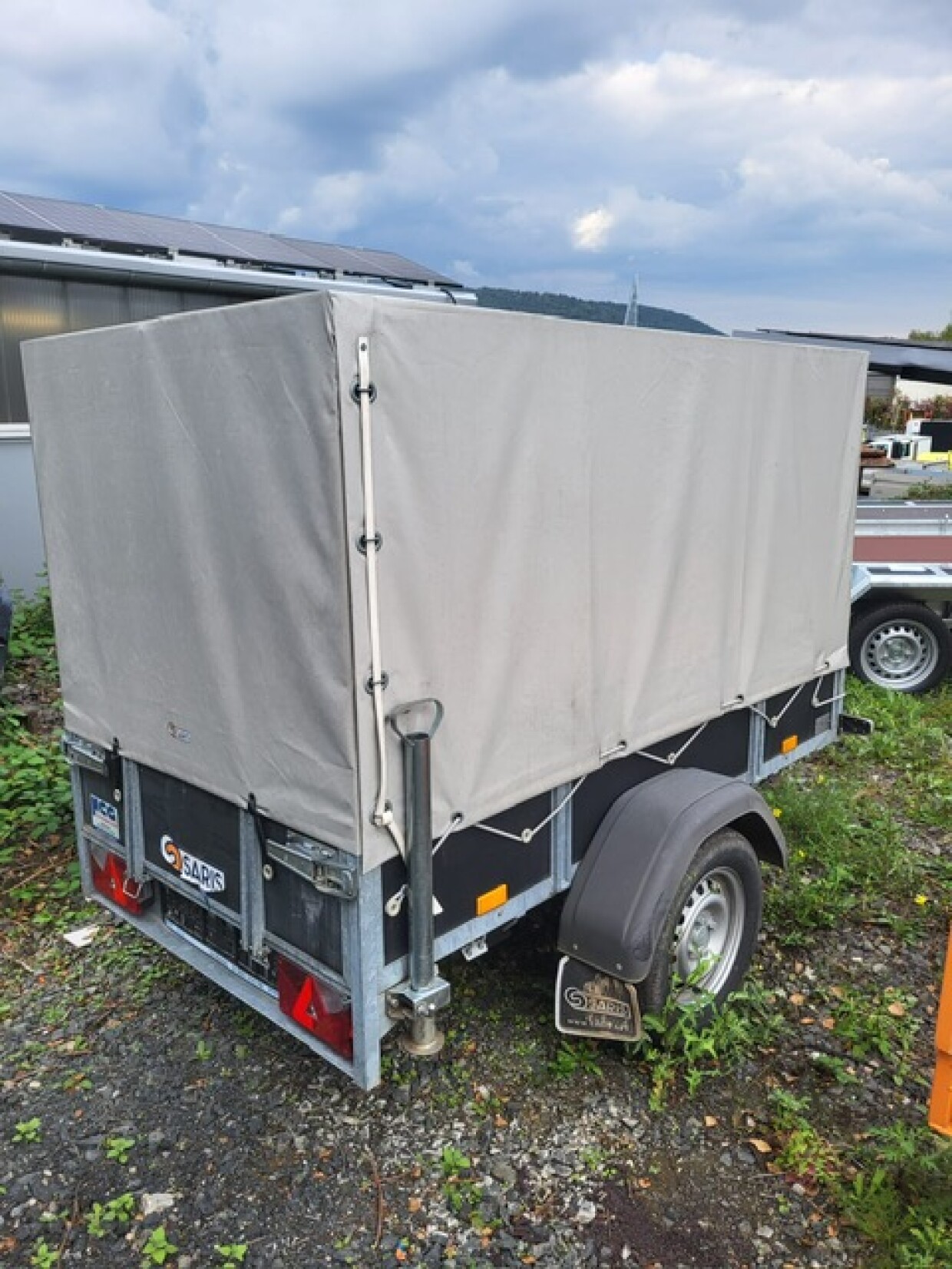 SARIS-KASTENANHÄNGER mit Plane 