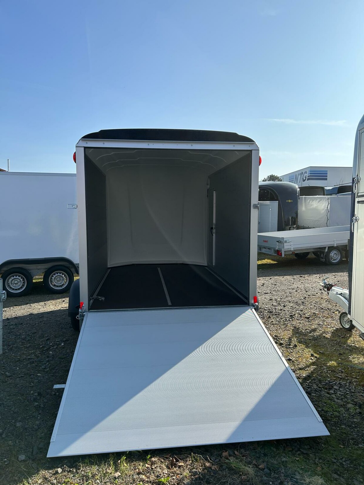 GN-BF 90 - Kofferanhänger 2-achser mit Seitentür, Tür/Rampe-Kombi und 100 km/h