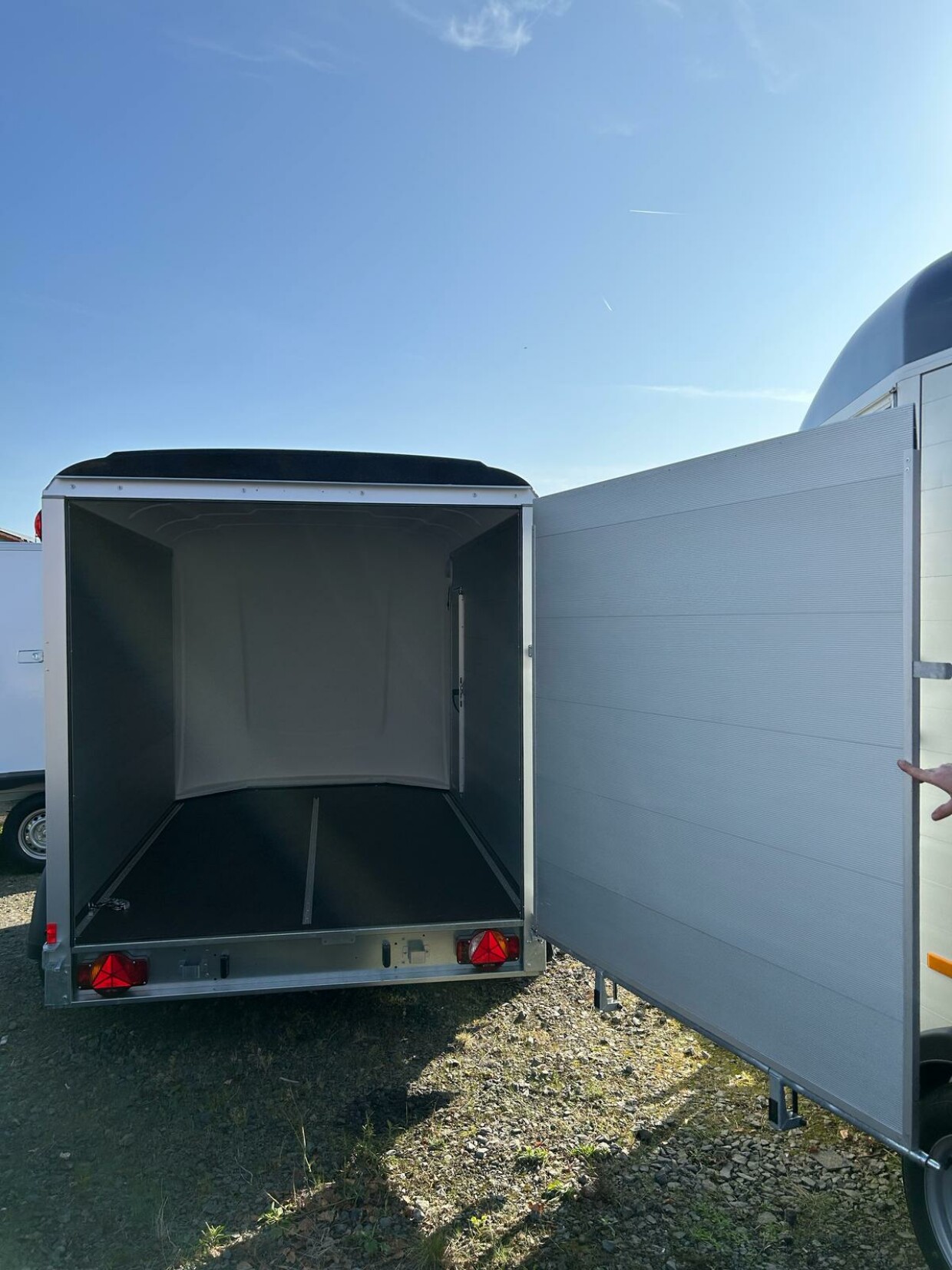 GN-BF 90 - Kofferanhänger 2-achser mit Seitentür, Tür/Rampe-Kombi und 100 km/h