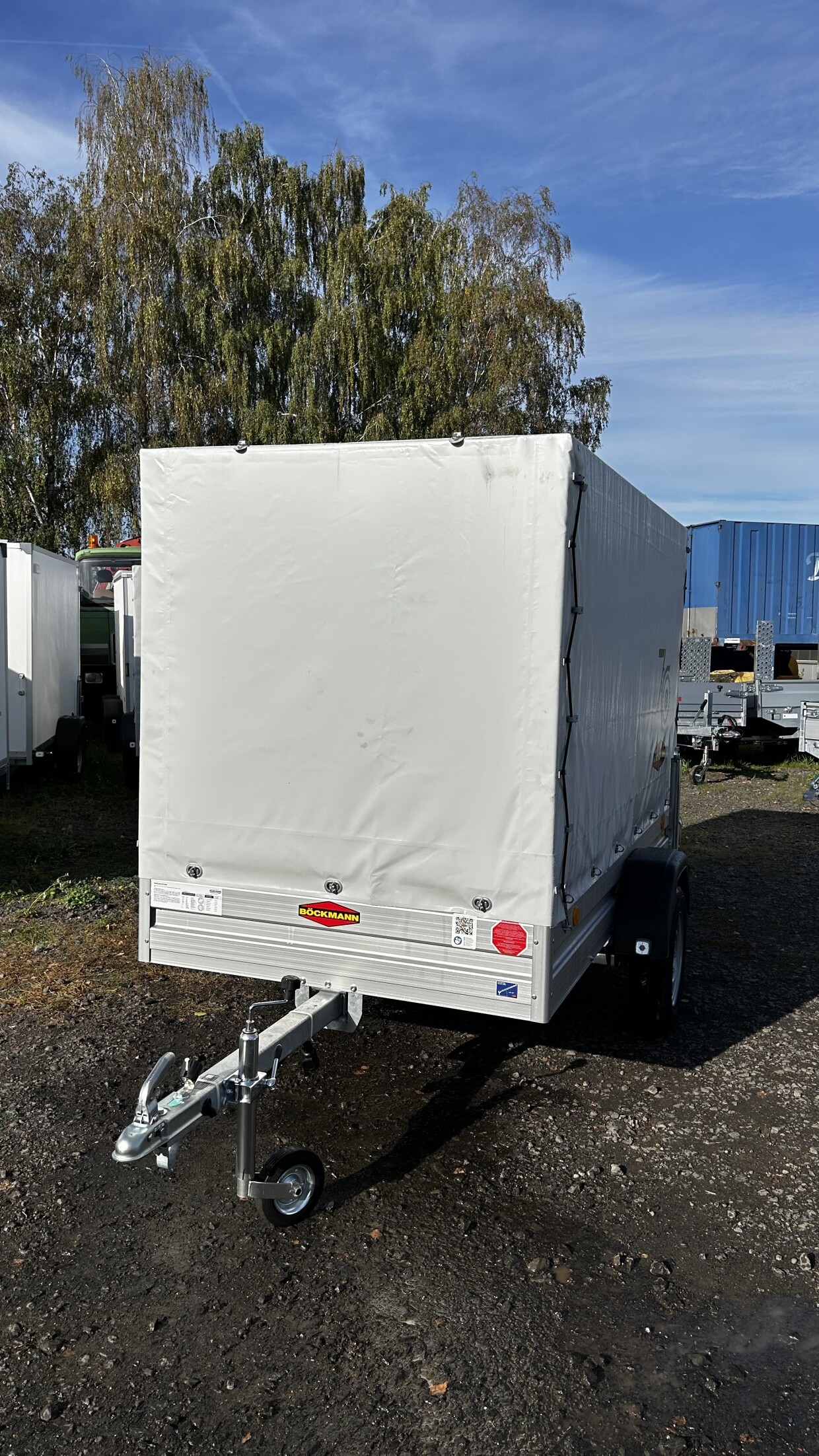 Böckmann Kastenanhänger Tieflader 2,5 x 1,3 m mit Hochplane 1,55 m 