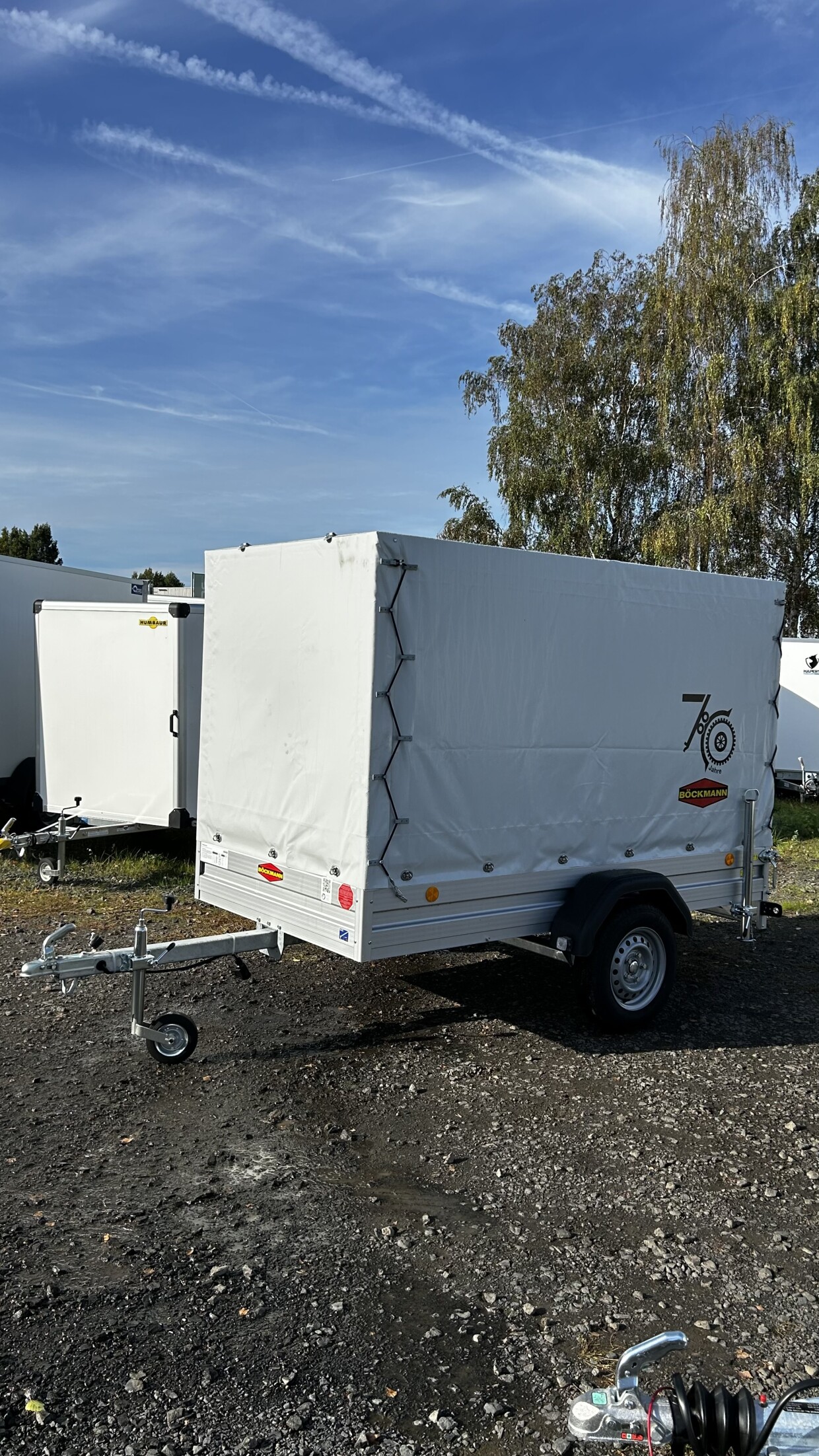 Böckmann Kastenanhänger Tieflader 2,5 x 1,3 m mit Hochplane 1,55 m 