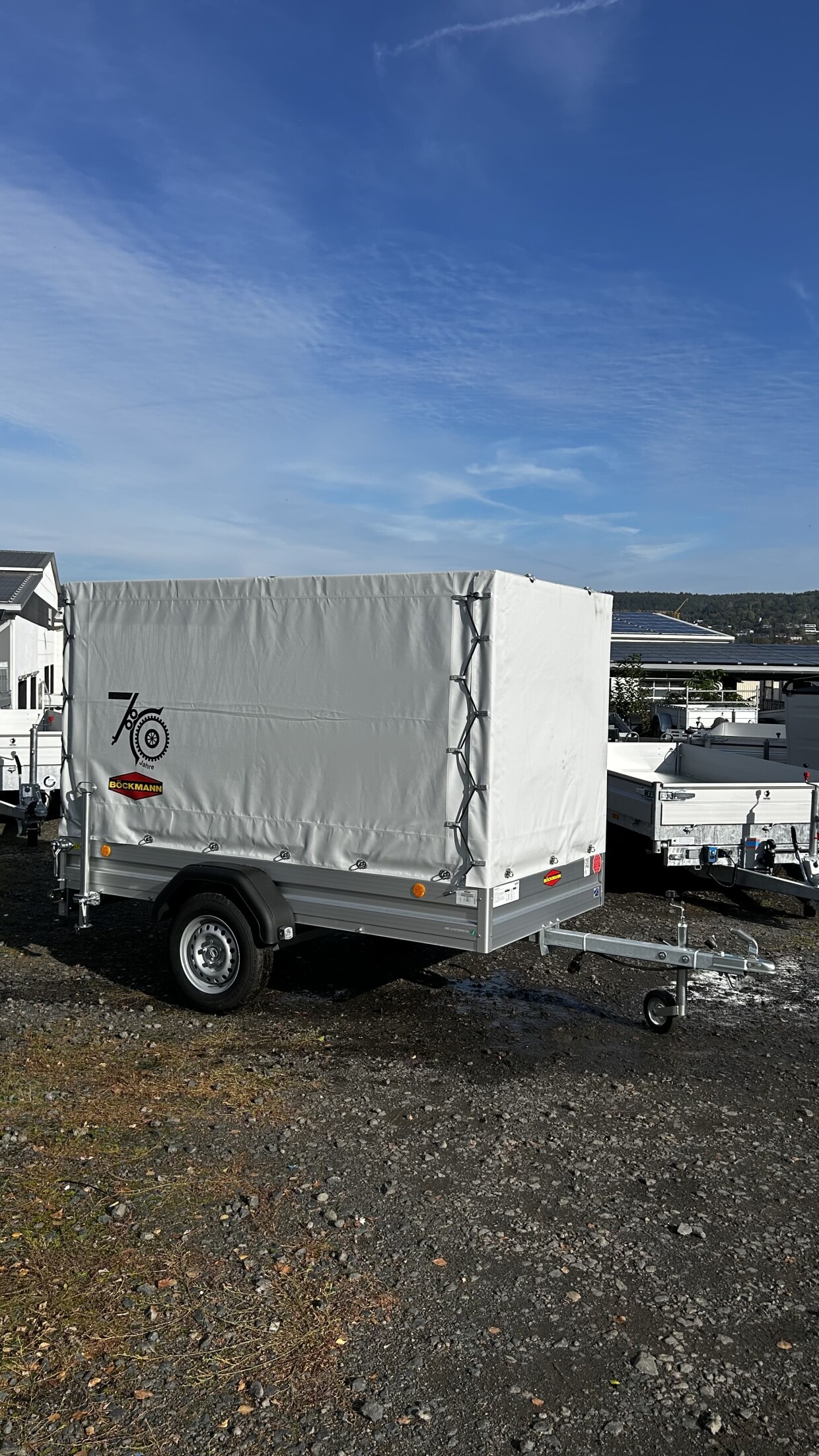 Böckmann Kastenanhänger Tieflader 2,5 x 1,3 m mit Hochplane 1,55 m 