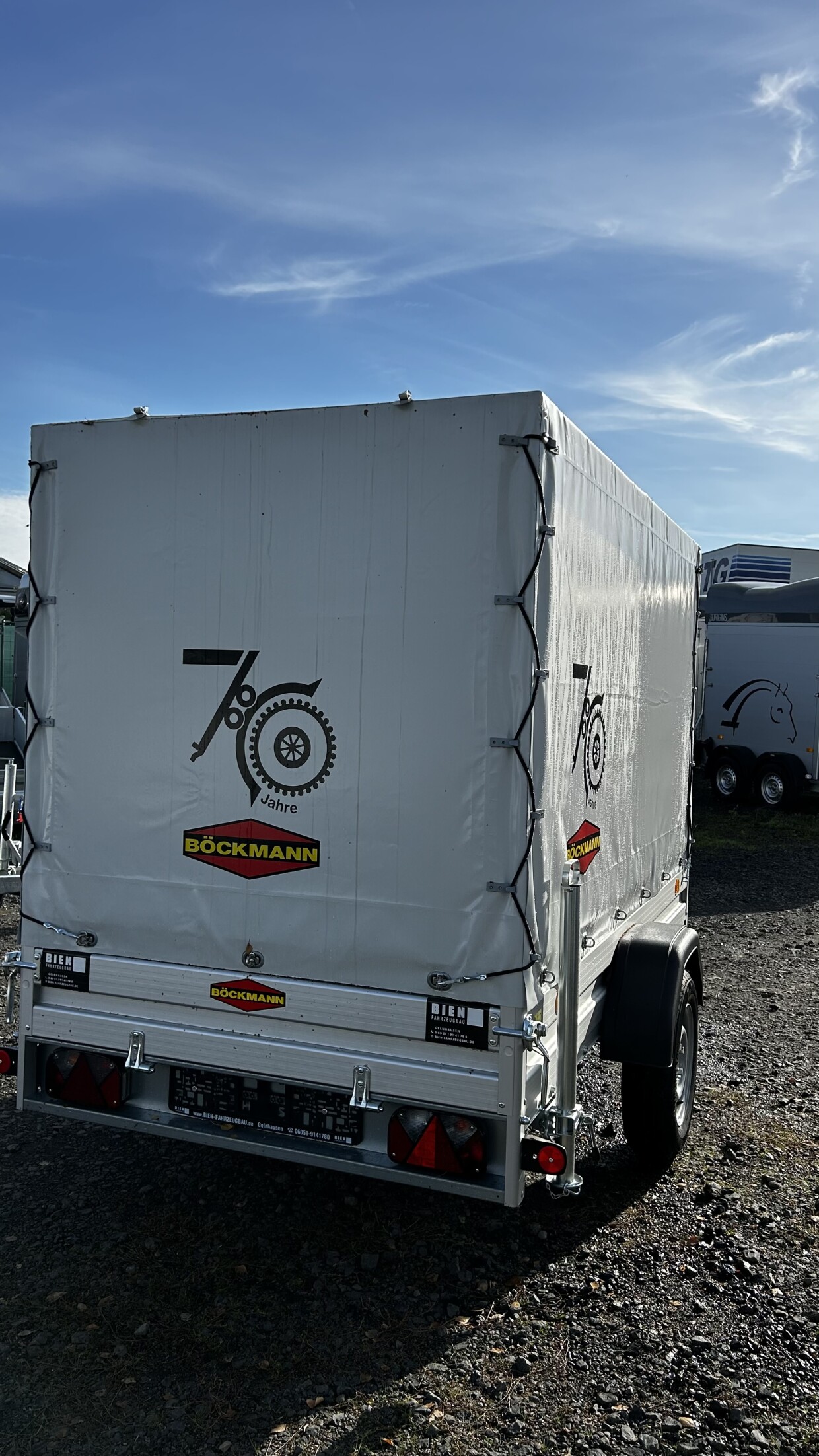 Böckmann Kastenanhänger Tieflader 2,5 x 1,3 m mit Hochplane 1,55 m 