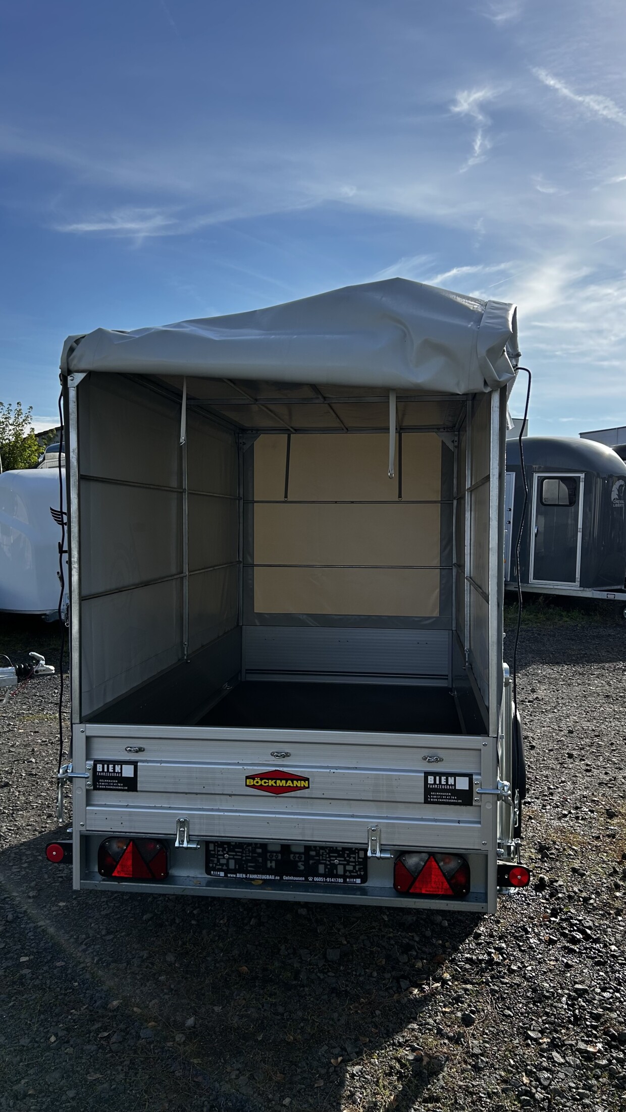 Böckmann Kastenanhänger Tieflader 2,5 x 1,3 m mit Hochplane 1,55 m 