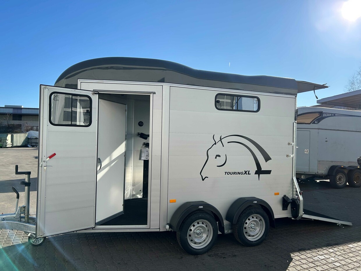 Cheval Pferdeanhänger mit Sattelkammer (mit 2 Türen) 