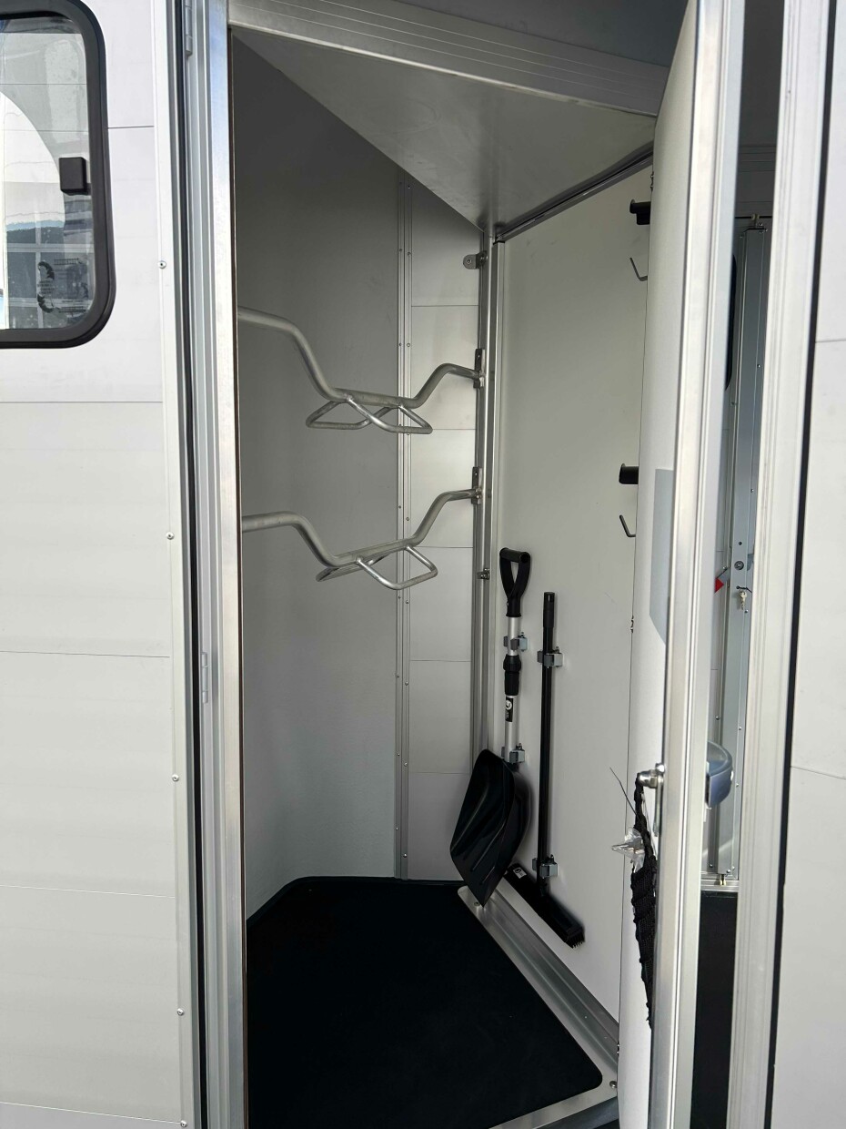 Cheval Pferdeanhänger mit Sattelkammer (mit 2 Türen) 
