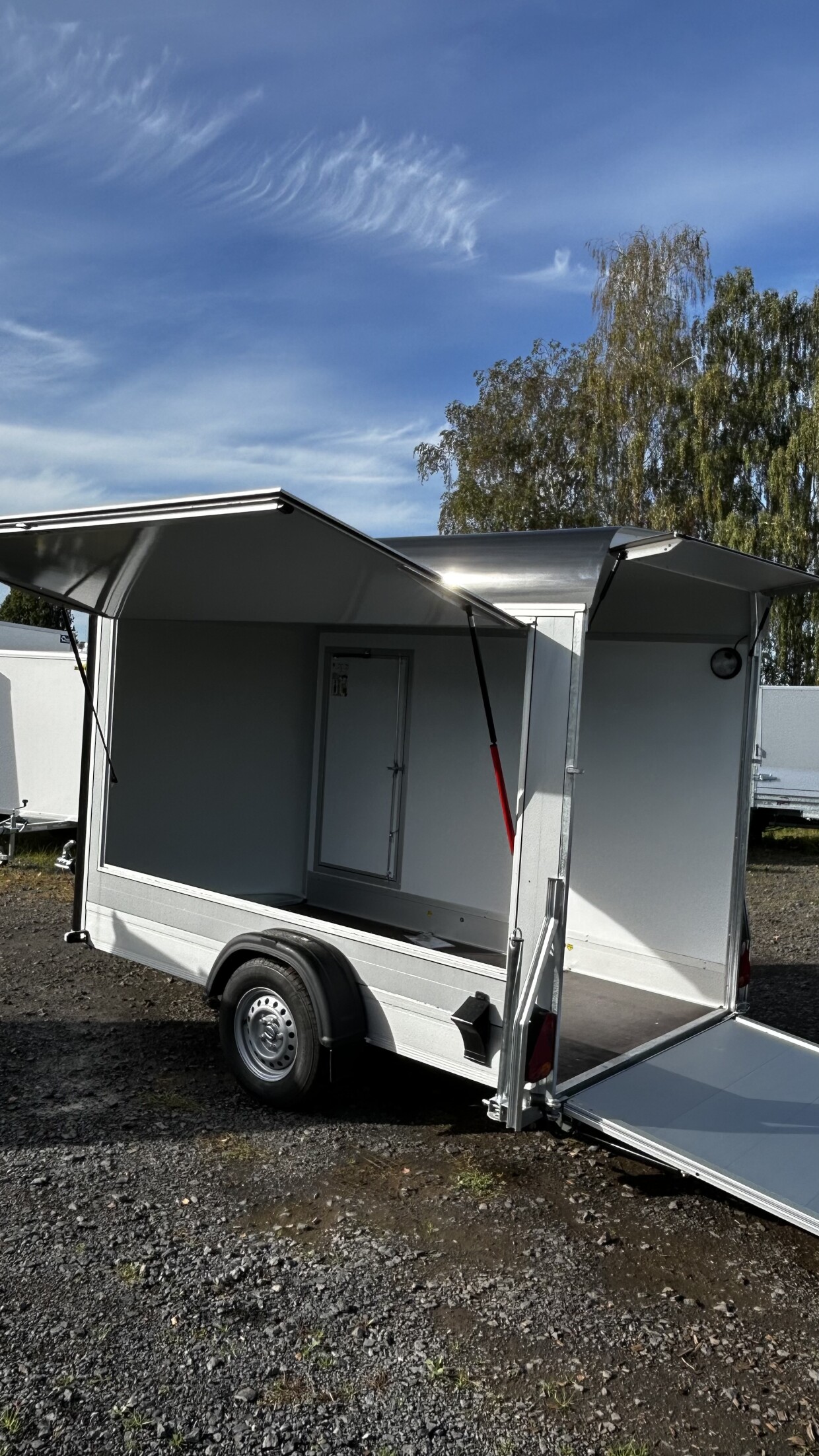 Debon Kofferanhänger mit Seitenklappe + Seitentür