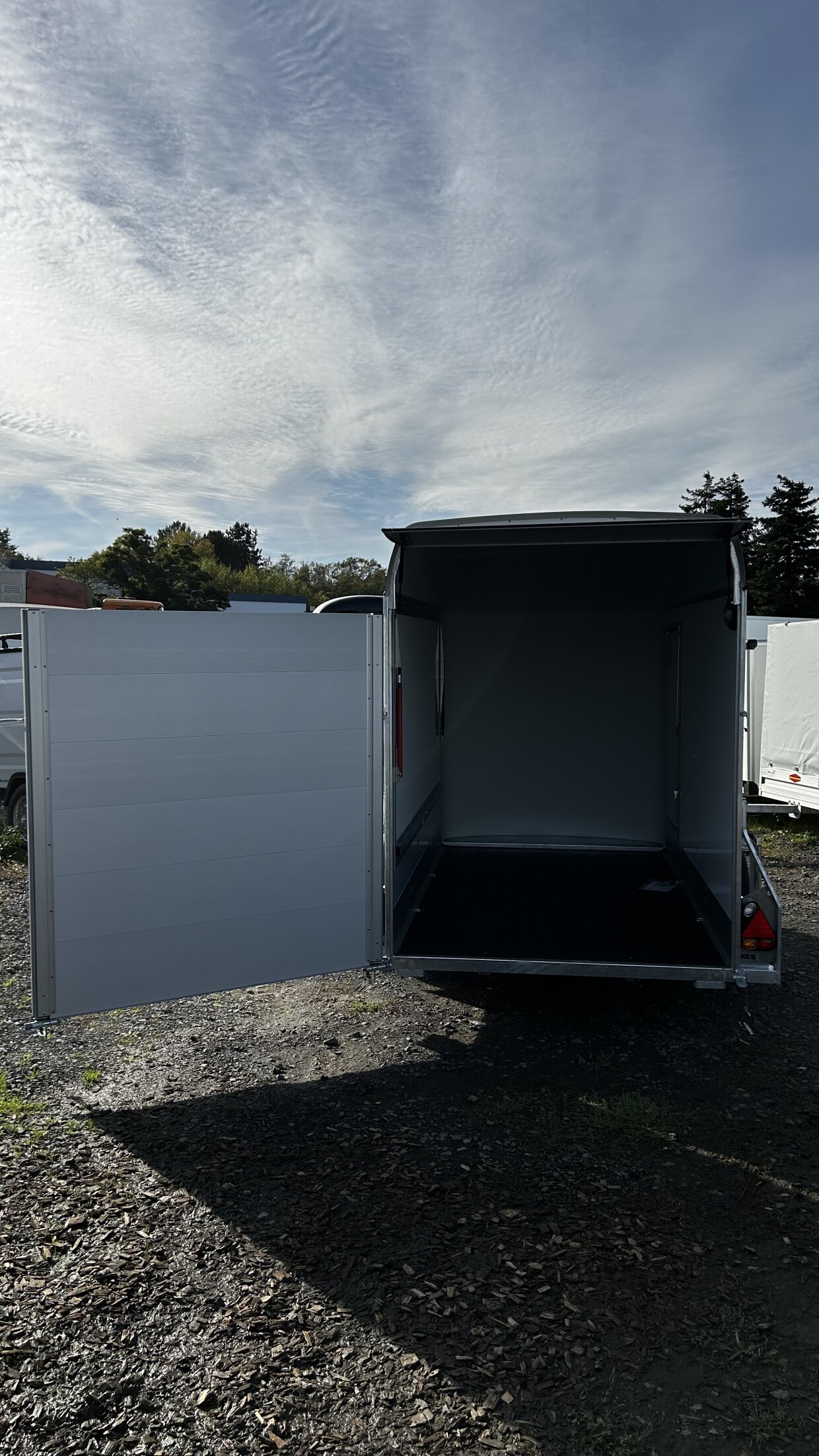 Debon Kofferanhänger mit Seitenklappe + Seitentür