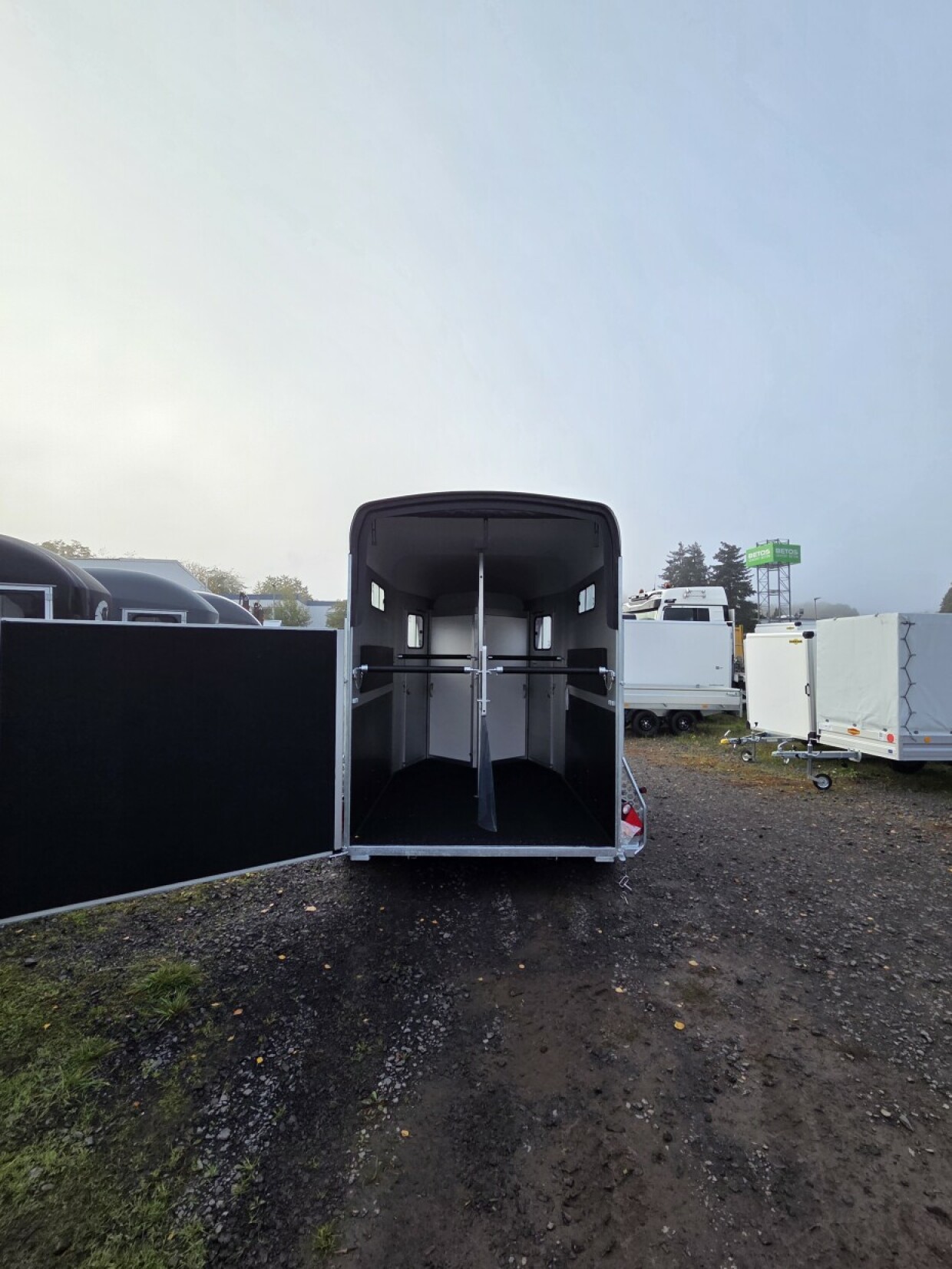 Cheval Pferdeanhänger mit Sattelkammer (mit 2 Türen) 