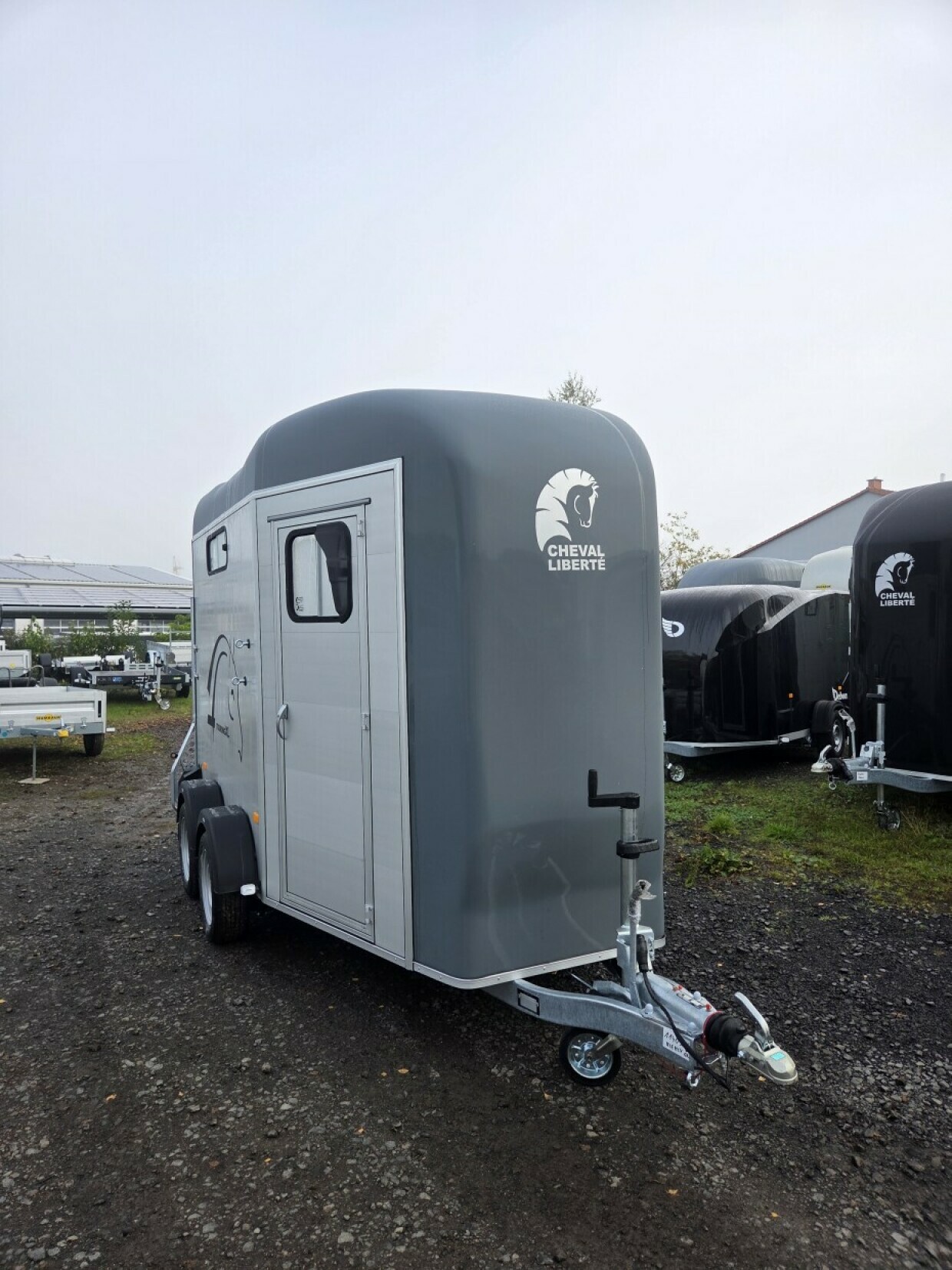 Cheval Pferdeanhänger mit Sattelkammer (mit 2 Türen) 