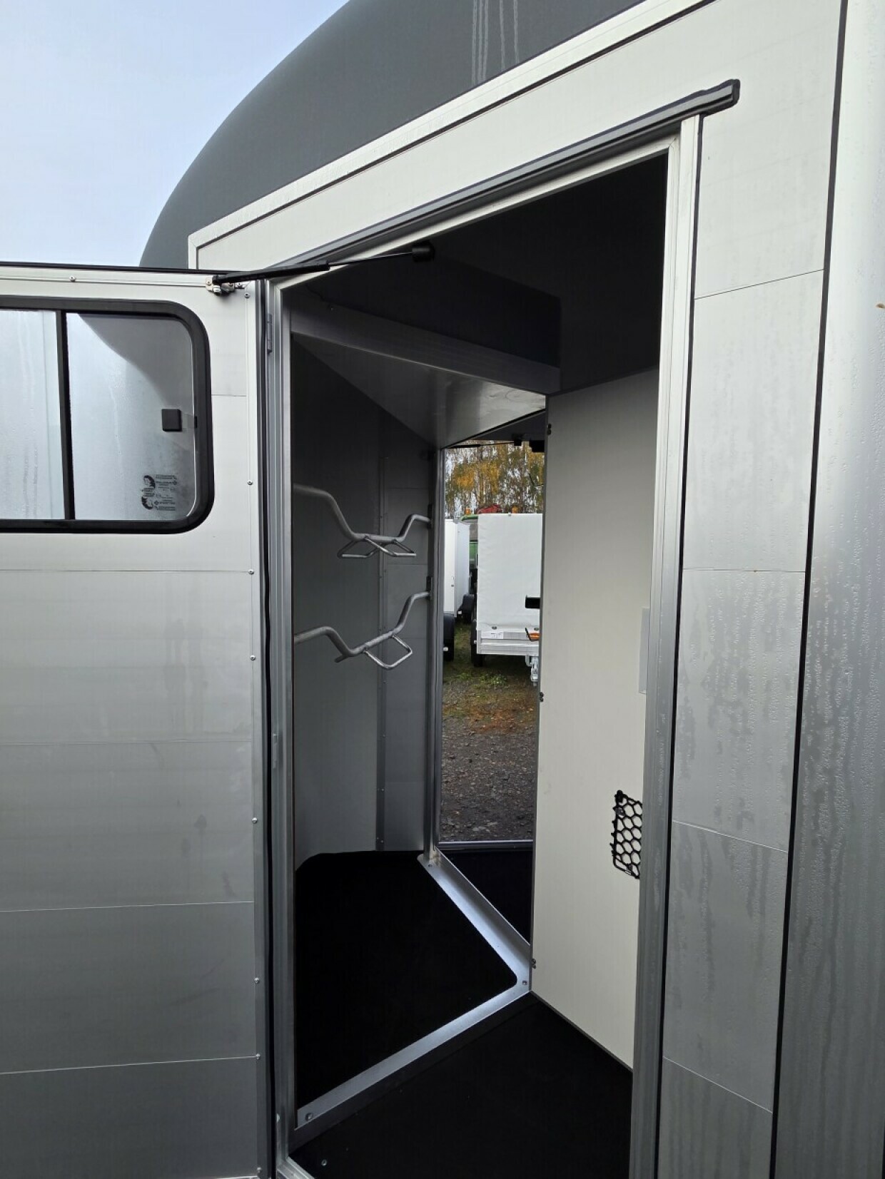 Cheval Pferdeanhänger mit Sattelkammer (mit 2 Türen) 