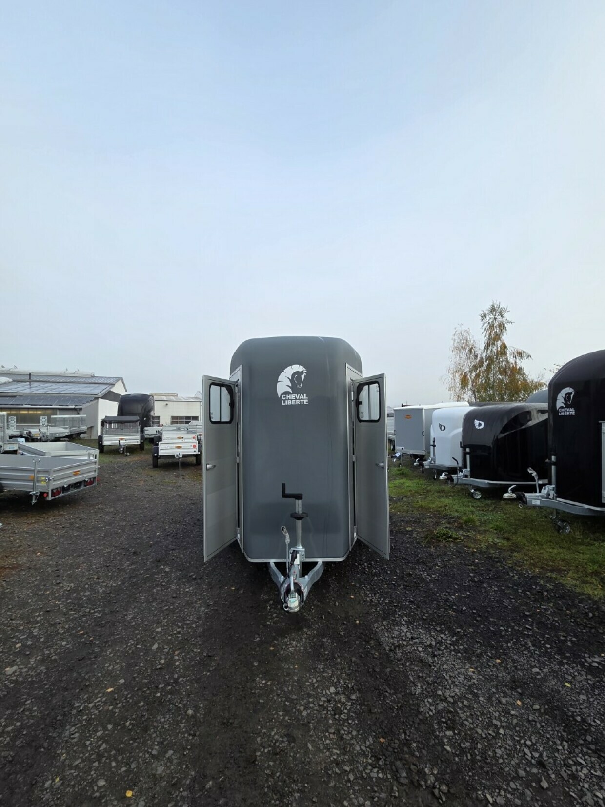 Cheval Pferdeanhänger mit Sattelkammer (mit 2 Türen) 