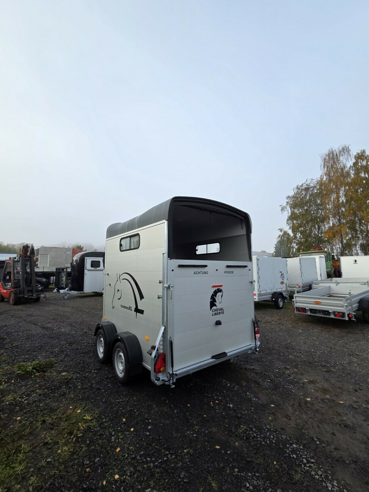 Cheval Pferdeanhänger mit Sattelkammer (mit 2 Türen) 