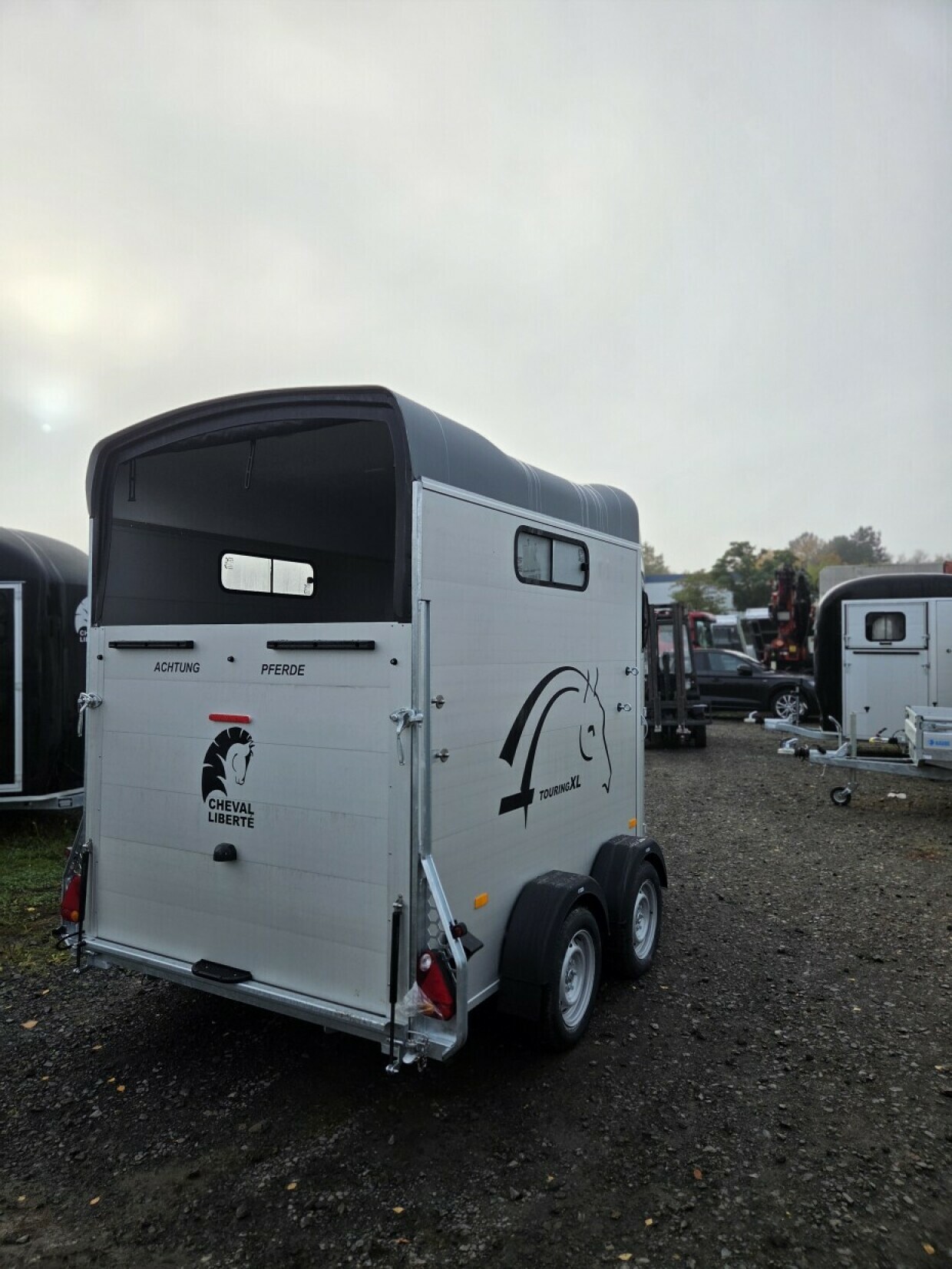Cheval Pferdeanhänger mit Sattelkammer (mit 2 Türen) 