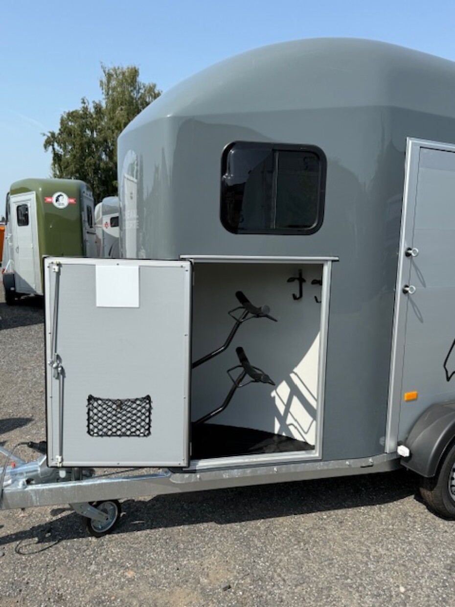 Cheval Pferdeanhänger 1,5er in Vollalu mit Sattelkammer