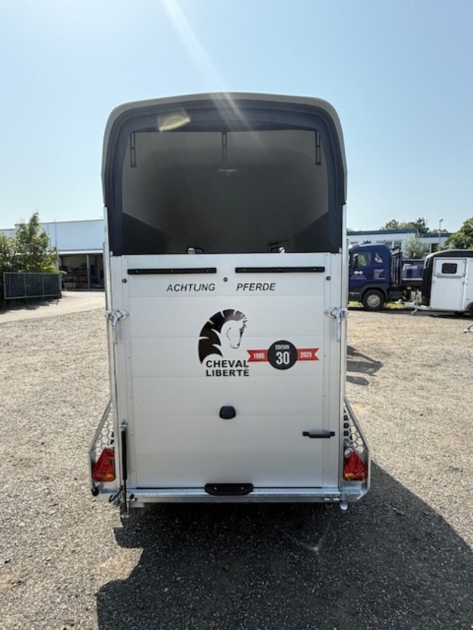 Cheval Pferdeanhänger 1,5er in Vollalu mit Sattelkammer