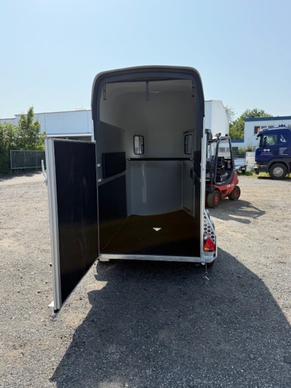 Cheval Pferdeanhänger 1,5er in Vollalu mit Sattelkammer